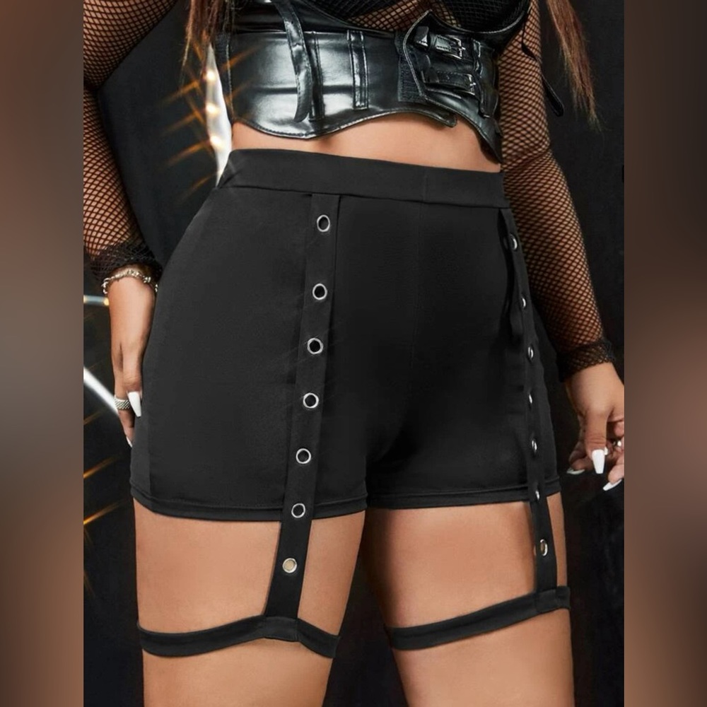 SHEIN Plus Cut Out Grommet Detail Shorts 🔥